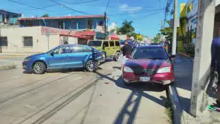 Conductora de Jeep intenta huir tras provocar carambola en colonia del Carmen