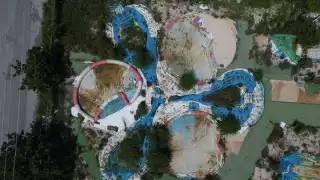 Según los ciudadanos, el centro de diversiones se cerró hace varios meses, pero no se llevaron los inflables ni desaguaron las albercas.