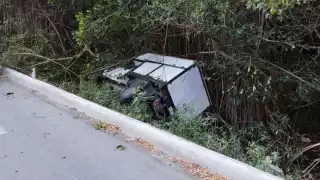 Conductor vuelca con su camioneta en los manglares de Campeche y huye