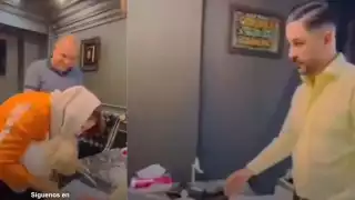 El momento polémico de la firma. Foto:Especial