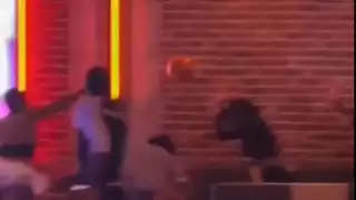 Mujer ataca a joven lanzando bola de boliche a su cabeza: VIDEO