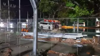 Una Van de transporte y un camión galletero tuvieron que ser remolcados mediante grúas