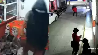 El padre del menor alcanzó al sujeto para golpearlo afuera de la pizzería