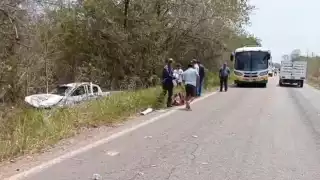 La camioneta terminó volcada luego de salirse de la carpeta asfáltica