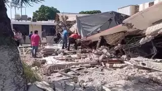En el lugar continúan las labores de rescate para salvar a las personas atrapadas al interior de los escombros
