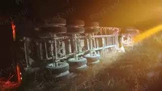 Volcadura en la carretera Haltunchén-Sihochac: Camión se sale de la vía y deja tres lesionados