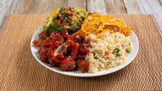 Una cucaracha apareció en la comida china de un restaurante de Mérida