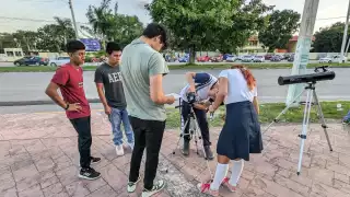 El planetario de la ciudad capacitó a docentes y alumnos para que observen de manera segura el evento astronómico que se verá el próximo 14 de octubre