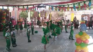 Niños de preescolar despiden el ciclo escolar con festival y desfile navideño en Sabancuy