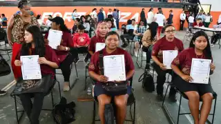 Autoridades hicieron entrega de certificados de primaria y secundaria