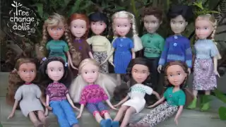 Su madre es quien se encarga de cocer y tejer los conjuntos de la vestimenta de las muñecas