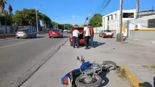 Una mujer que viajaba en la motocicleta resultó lesionada