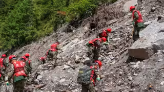 Altas temperaturas aumentan riesgo de desprendimientos de glaciares tras tragedia en Nepal