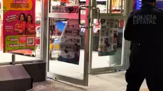 El sitio ameritó ser acordonado, mientras que el personal atónito procedió otorgar detalles a los oficiales