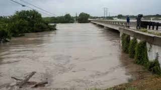 Boyas de Texas se desprenden por crecida del río Bravo; cierran puentes fronterizos entre Eagle Pass y Piedras Negras