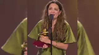 La mexicana con sus premios desde Sevilla. Foto: Especial