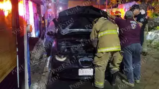 Bomberos sofocan incendio de vehículo en la colonia Bivalvo de Ciudad del Carmen
