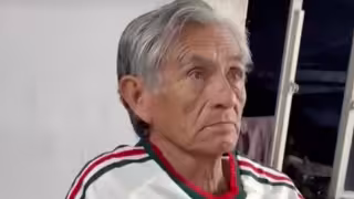 Abuelito se hace viral por llorar durante el homenaje a Memo Ochoa: VIDEO