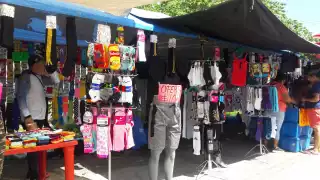 Estas ropas se venden en los tianguis de manera informal
