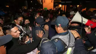 ¡Problemas en el concierto de Grupo Firme! Mujeres y niños son desalojados por riesgo de asfixia