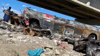 El autobús fue reducido a cenizas tras el accidente en Pakistán