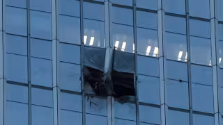 Avión ligero choca contra la Torre CITIC, el edificio más alto de Pekín; autoridades evacuan la zona