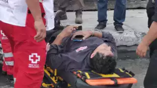 Los paramédicos trasladaron al herido al hospital