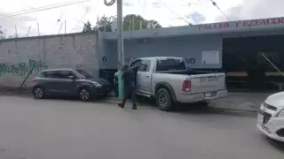 Al parecer, el conductor de una camioneta Ram no respetó su alto obligatorio.