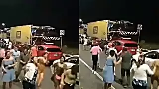 Los conductores comenzaron a bailar Payaso de Rodeo mientras se reanudaba el paso en Michoacán