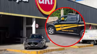 Doble emergencia en supermercado de Mérida: empleado se corta el cuello y árbol aplasta dos autos