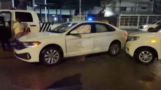 Aparatosa colisión entre vehículo particular y taxi provoca caos vehicular en la Renovación 7