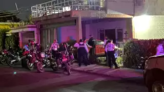 Un grupo de uniformados decidieron indagar en el techo donde encontraron algunas herramientas y daños menores a la estructura