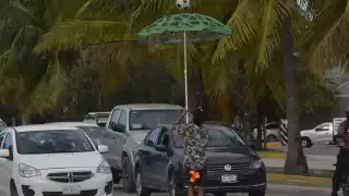 Llegó hace un par de meses a un evento de cirqueros en Playa del Carmen, y se quedó en el Caribe Mexicano, a la espera de otro concurso, el 9 de marzo