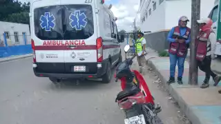 Camioneta de CFE provoca derrape de motociclista en Escárcega; una mujer resulta herida