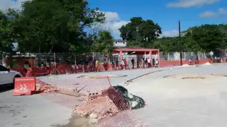 Dejan o recoger a sus hijos por un angosto pasillo.