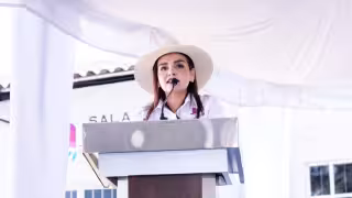 Grecia Quiroz visita el Senado; morenistas gritan: “Morón, Morón”