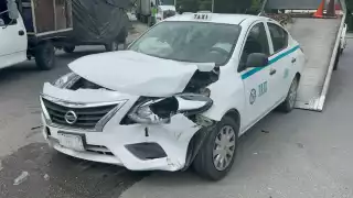 Turistas provocan choque en Playa del Carmen y dejan un taxista lesionado