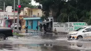 Empiezan afectaciones por el canal de baja presión en Chetumal, habitantes toman precauciones antes las torrenciales lluvias