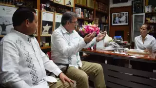 Ebrard fue recibido por la directora del POR ESTO! Alicia Menéndez Figueroa y su madre Alicia Figueroa, viuda de Menéndez