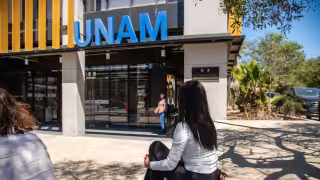 Presidenta de México pide a la UNAM abrir más lugares y plantea llevar nuevas universidades a zonas con mayor demanda