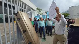 15 mil afectados en Campeche por suspensión de servicios médicos de Pemex