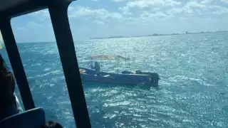 Tripulantes de un ferry auxiliaron al hombre para que subiera a bordo.