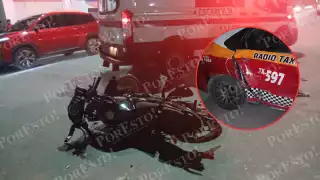 Motociclista se impacta contra taxi en Escárcega; termina lesionado y su moto destrozada
