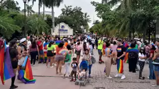 Minutos antes de la hora establecida, los participaron se empezaron a congregar en el muelle de la avenida Constituyentes