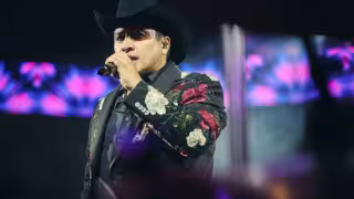 Julión Álvarez es golpeado en la cara en pleno show | VIDEO