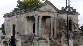 Algunos visitantes les ponían veladoras a las tumbas que no están siendo visitadas