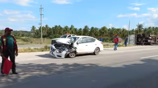 Conductor distraído choca y provoca volcadura en Champotón