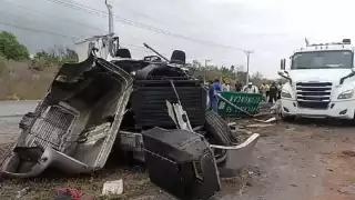 Trailero destroza su unidad tras chocar en el Periférico de Mérida