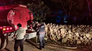 La Policía Municipal puso a salvo al hombre, de 89 años de edad, que dormía en el predio cuando todo ocurrió