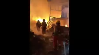 A pesar de la seguridad federal incendian recicladora en Uruapan; investigan ataque con bombas molotov